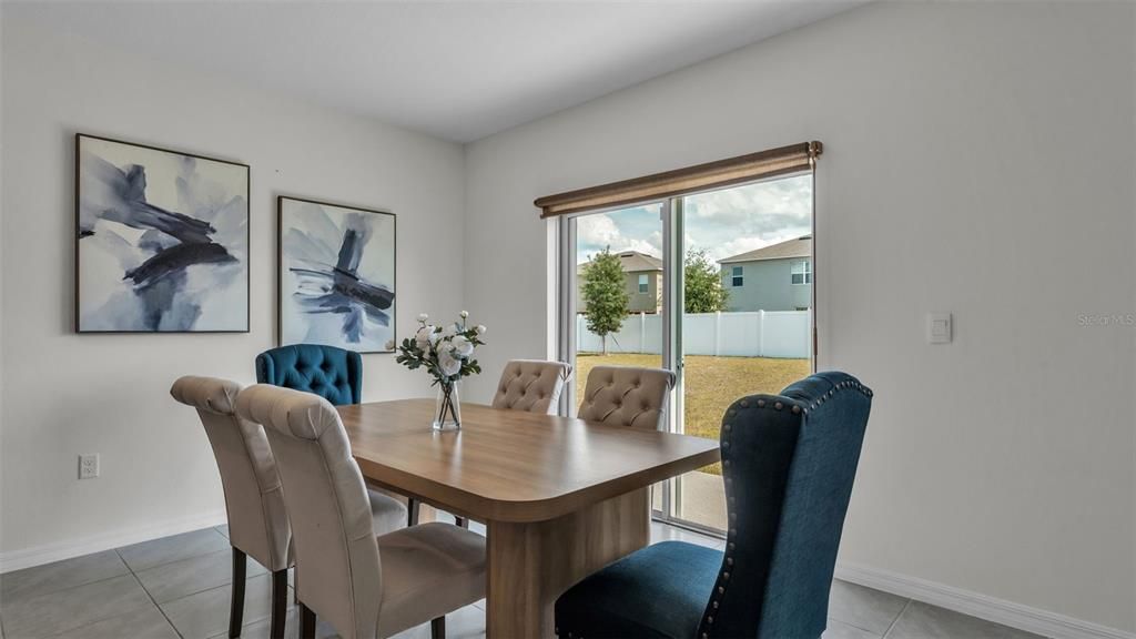 合同活跃: $329,000 (5 贝兹, 3 浴室, 2609 平方英尺)