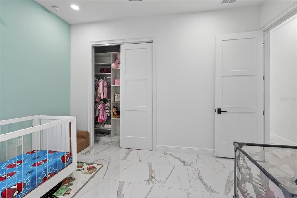 Activo con contrato: $914,990 (4 camas, 4 baños, 3516 Pies cuadrados)