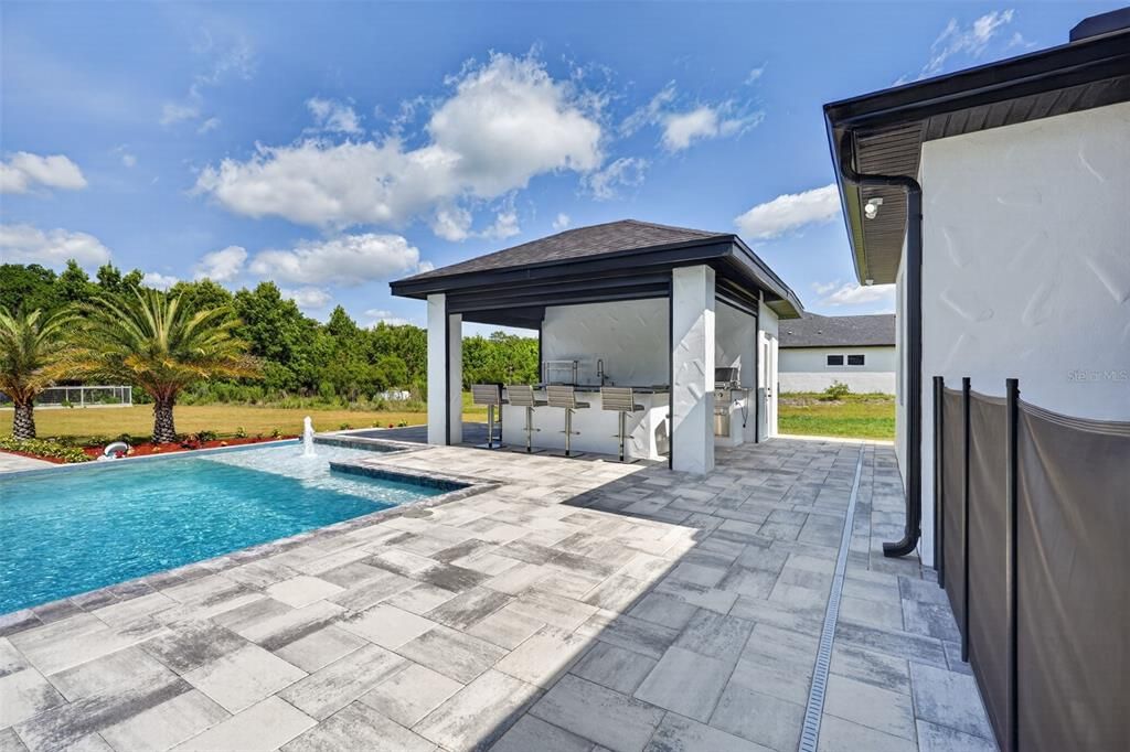 Activo con contrato: $914,990 (4 camas, 4 baños, 3516 Pies cuadrados)