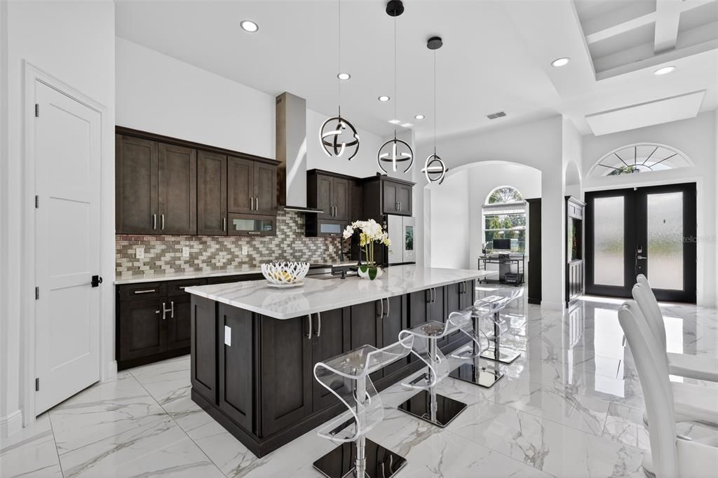 Activo con contrato: $914,990 (4 camas, 4 baños, 3516 Pies cuadrados)