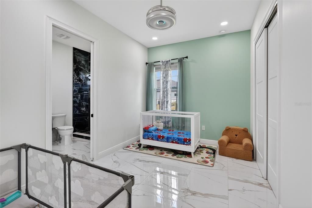 Activo con contrato: $914,990 (4 camas, 4 baños, 3516 Pies cuadrados)