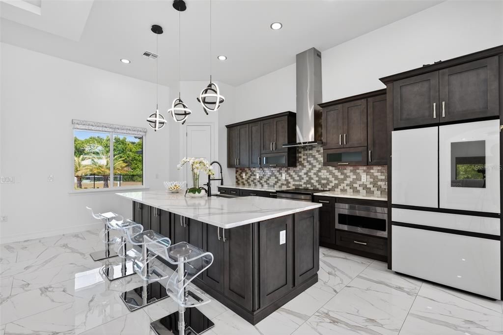 Activo con contrato: $914,990 (4 camas, 4 baños, 3516 Pies cuadrados)