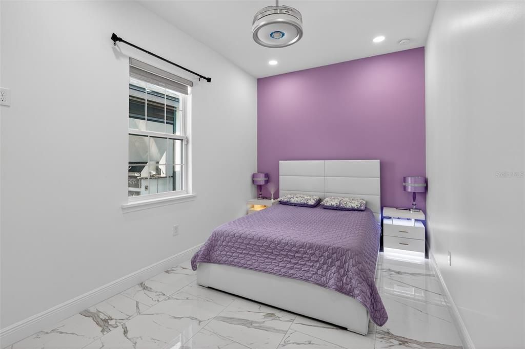 Activo con contrato: $914,990 (4 camas, 4 baños, 3516 Pies cuadrados)