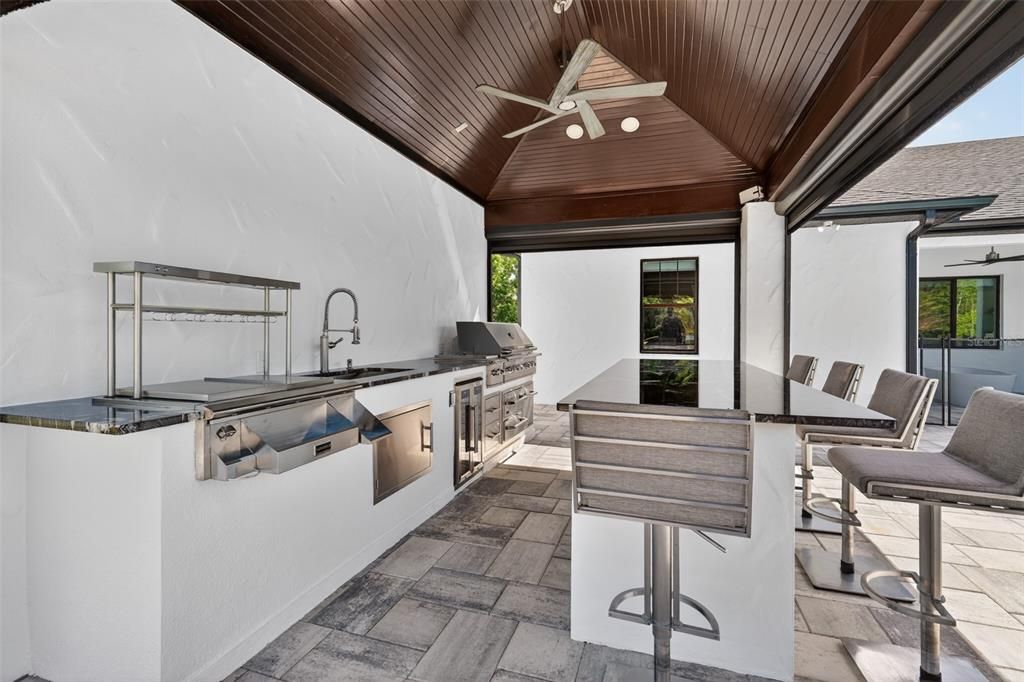 Activo con contrato: $914,990 (4 camas, 4 baños, 3516 Pies cuadrados)