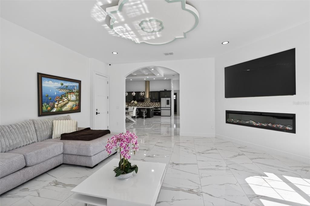 Activo con contrato: $914,990 (4 camas, 4 baños, 3516 Pies cuadrados)