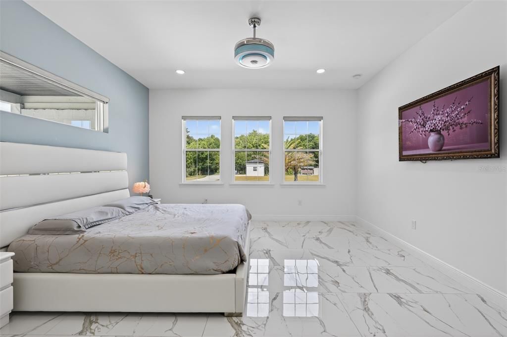 Activo con contrato: $914,990 (4 camas, 4 baños, 3516 Pies cuadrados)
