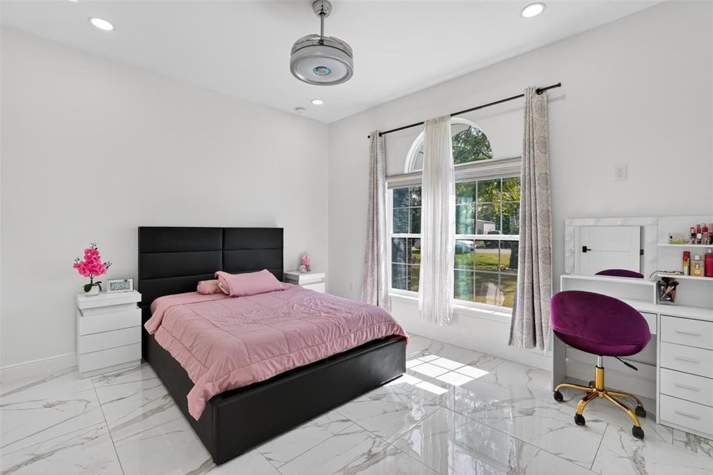 Activo con contrato: $914,990 (4 camas, 4 baños, 3516 Pies cuadrados)