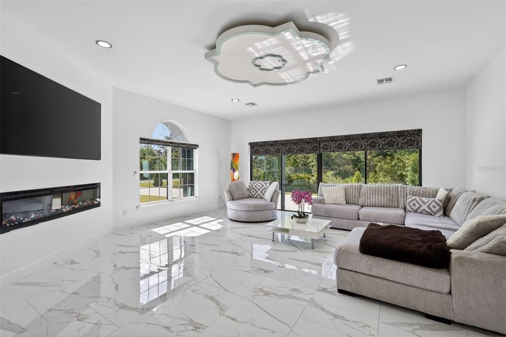 Activo con contrato: $914,990 (4 camas, 4 baños, 3516 Pies cuadrados)