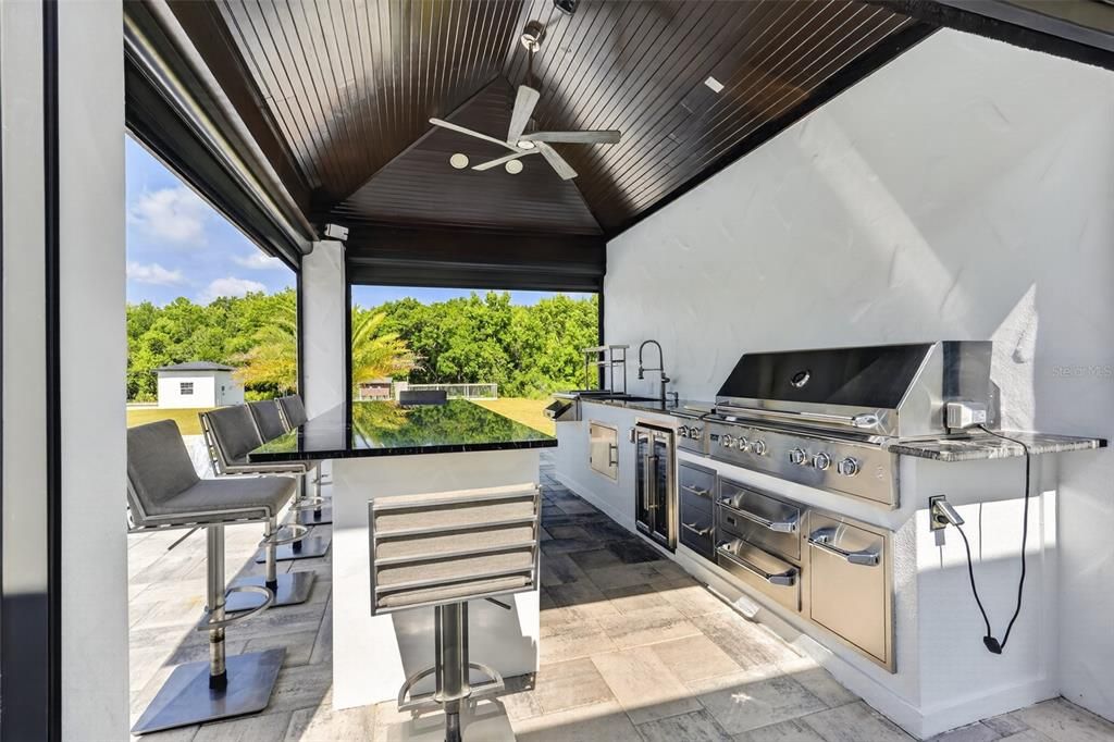 Activo con contrato: $914,990 (4 camas, 4 baños, 3516 Pies cuadrados)