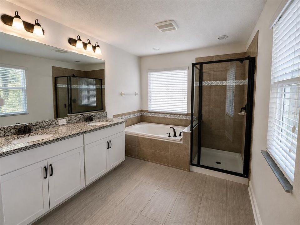 Activo con contrato: $2,900 (4 camas, 2 baños, 2190 Pies cuadrados)