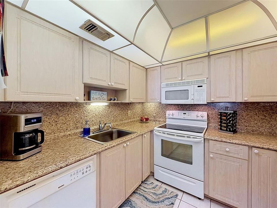 На продажу: $145,000 (1 спален, 1 ванн, 779 Квадратных фут)