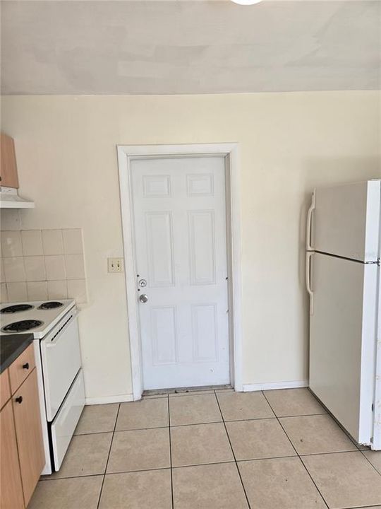 Active With Contract: $1,310 (2 beds, 1 baths, 696 Square Feet)