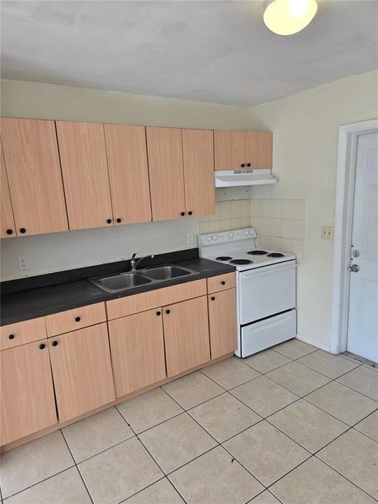 Active With Contract: $1,310 (2 beds, 1 baths, 696 Square Feet)