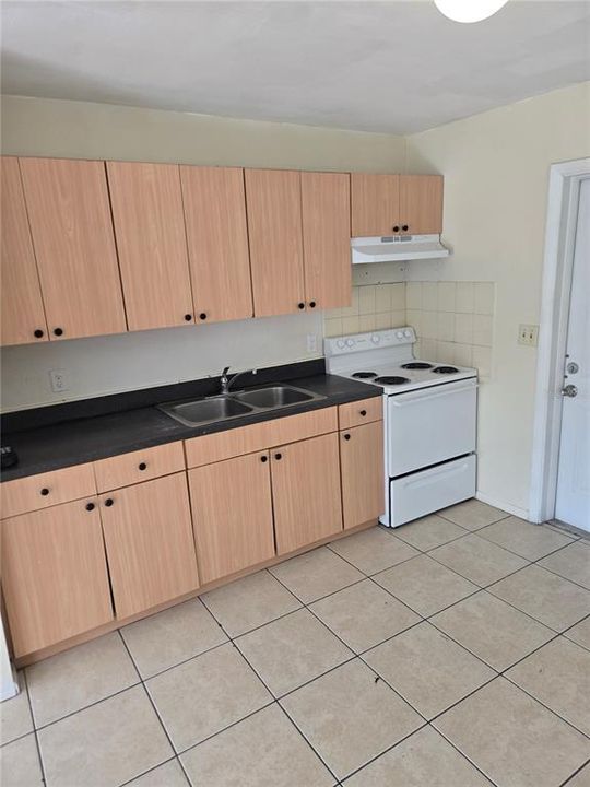 Active With Contract: $1,310 (2 beds, 1 baths, 696 Square Feet)