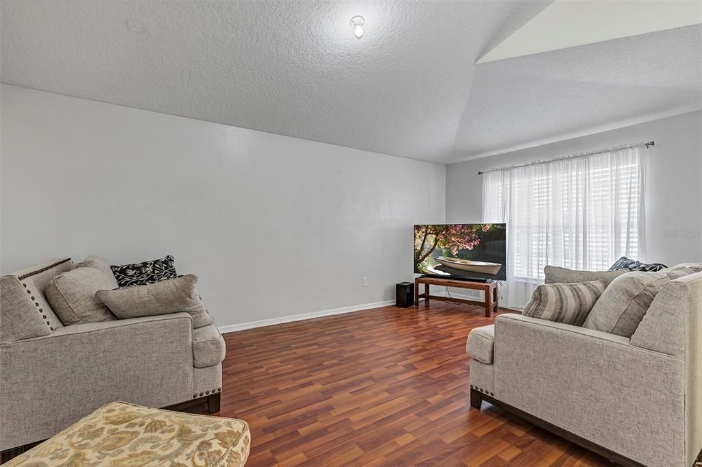 Activo con contrato: $399,900 (3 camas, 2 baños, 1817 Pies cuadrados)