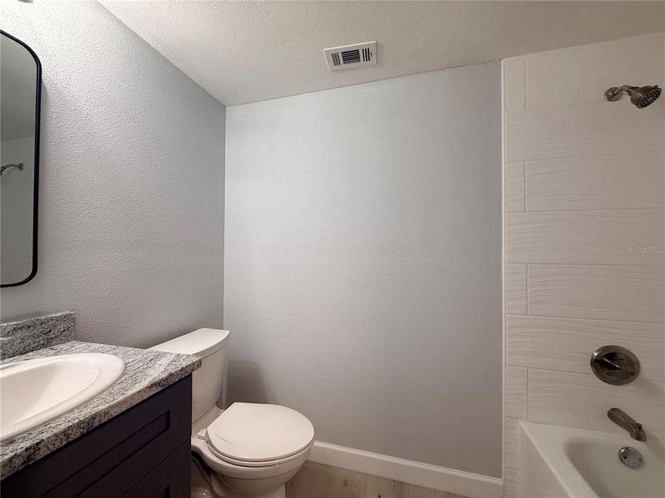 Activo con contrato: $369,000 (3 camas, 2 baños, 1048 Pies cuadrados)