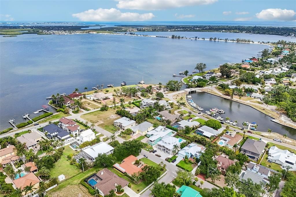 For Sale: $999,900 (3 beds, 2 baths, 2386 Square Feet)
