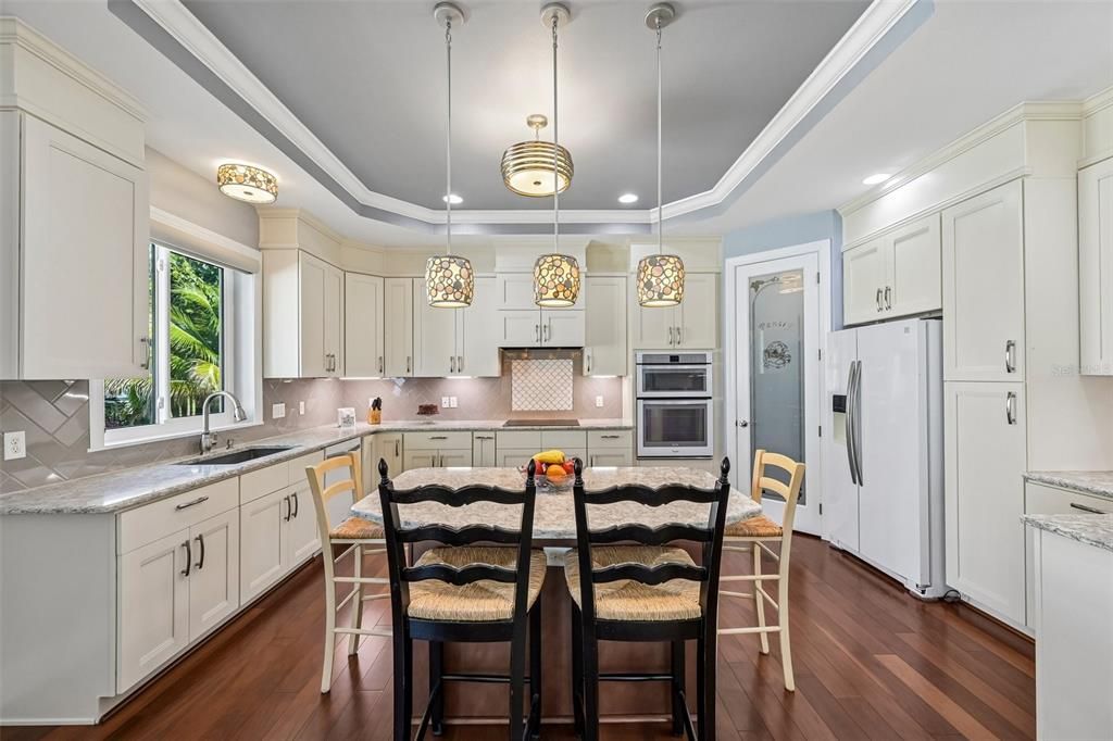 For Sale: $999,900 (3 beds, 2 baths, 2386 Square Feet)