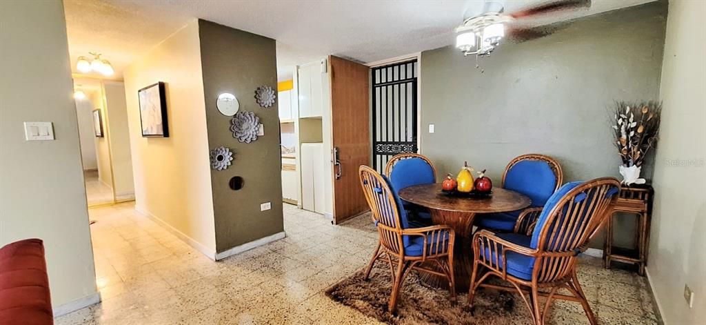 Active With Contract: $105,000 (2 beds, 1 baths, 801.61 Square Feet)