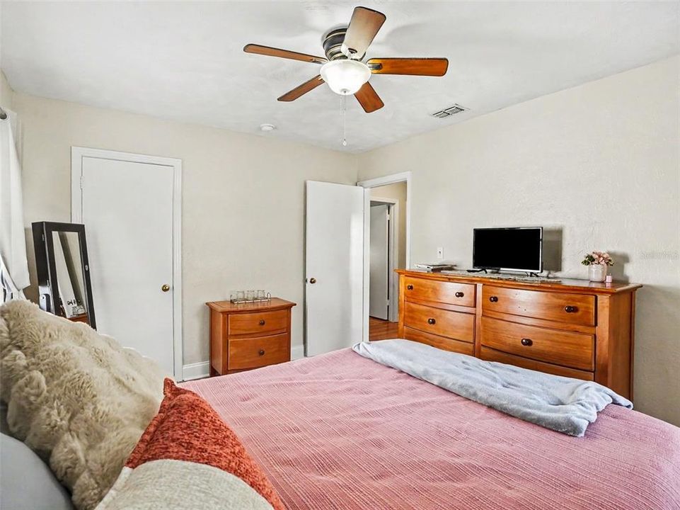 For Sale: $430,000 (3 beds, 1 baths, 1102 Square Feet)