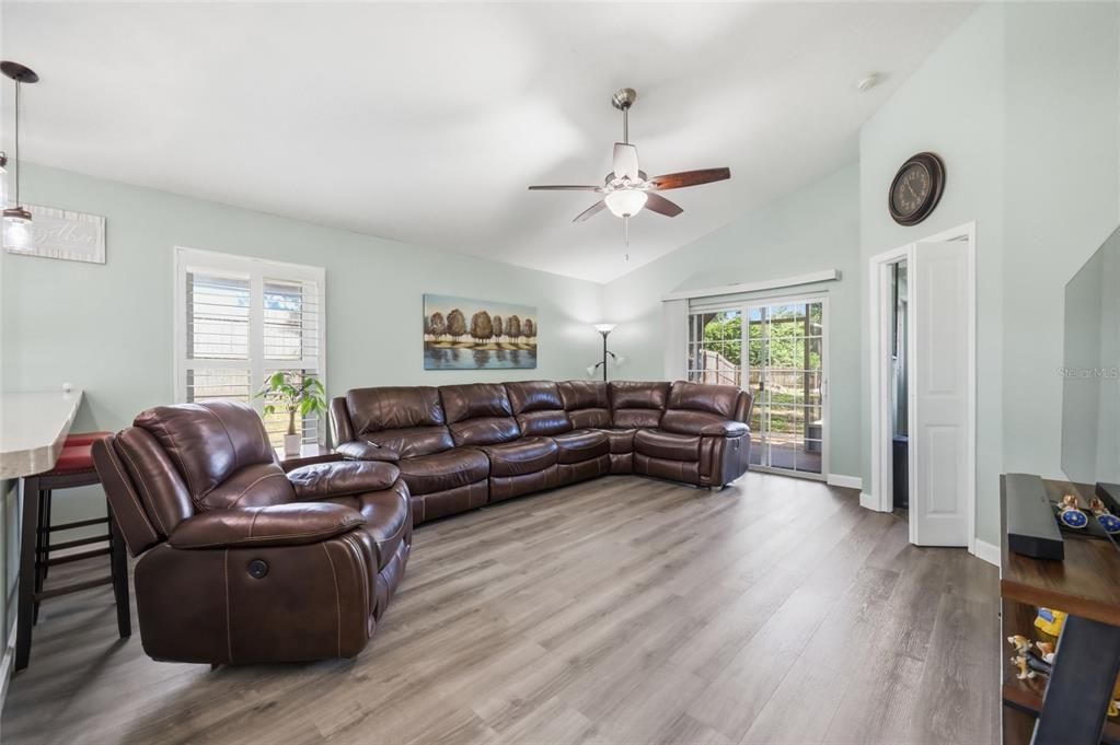 Active With Contract: $350,000 (3 beds, 2 baths, 1259 Square Feet)
