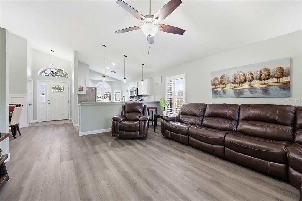 Active With Contract: $350,000 (3 beds, 2 baths, 1259 Square Feet)
