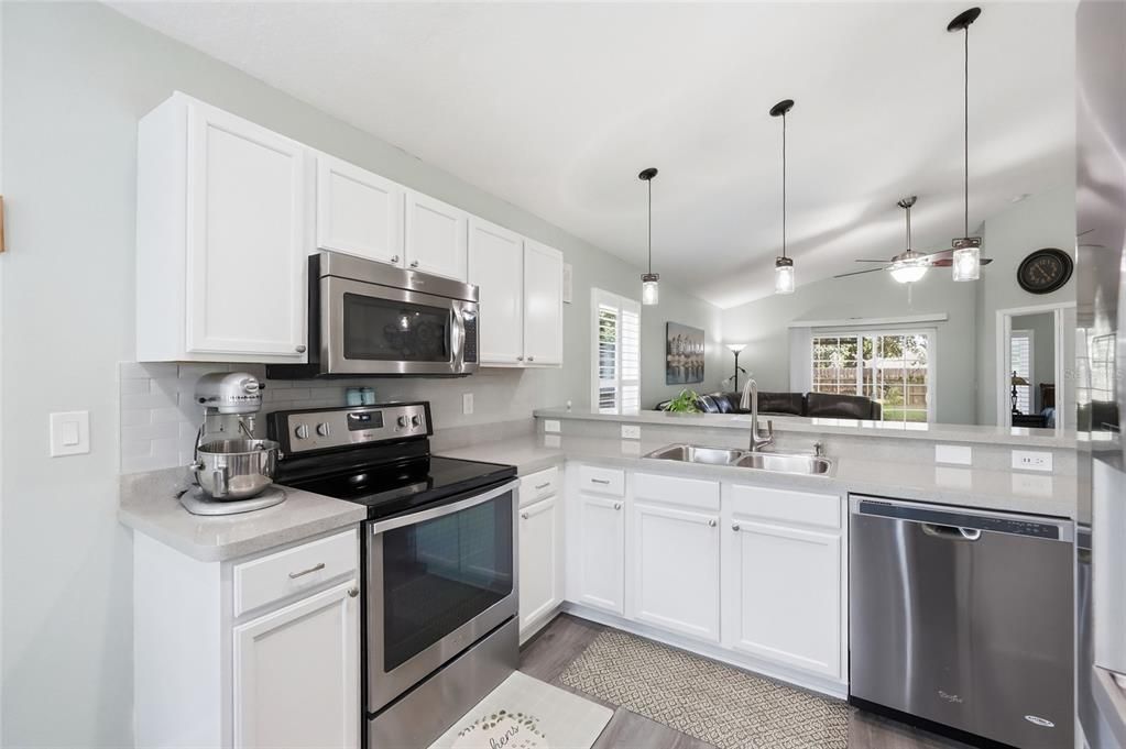 Active With Contract: $350,000 (3 beds, 2 baths, 1259 Square Feet)