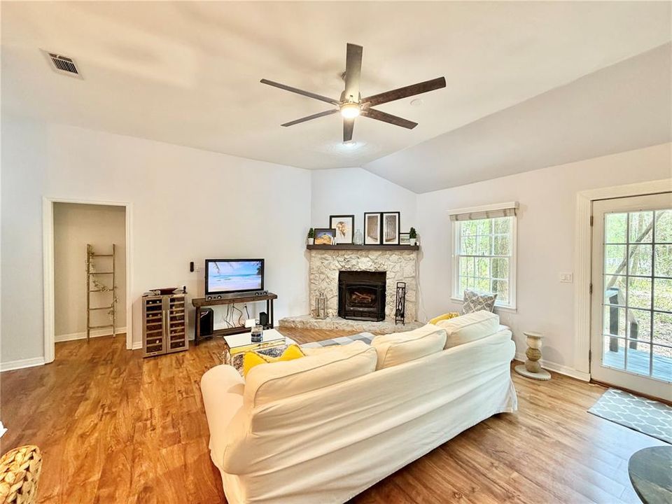 Activo con contrato: $267,900 (2 camas, 2 baños, 1008 Pies cuadrados)