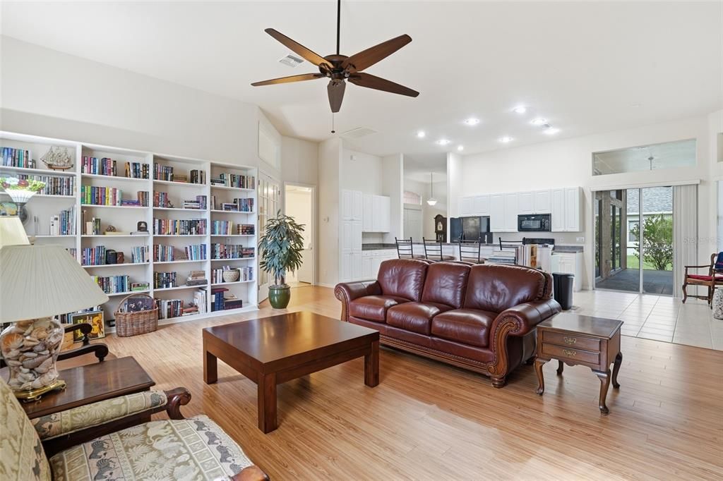 En Venta: $389,000 (4 camas, 2 baños, 2531 Pies cuadrados)