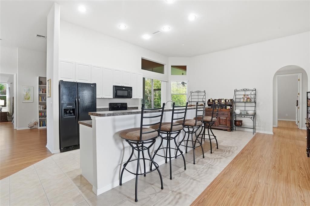 En Venta: $389,000 (4 camas, 2 baños, 2531 Pies cuadrados)