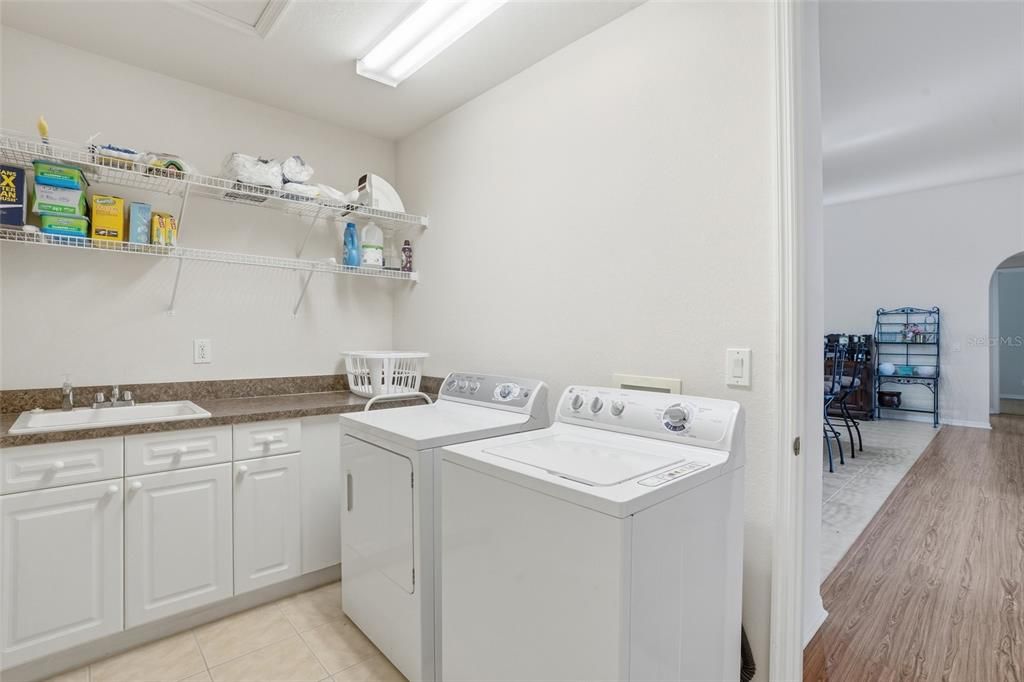 En Venta: $389,000 (4 camas, 2 baños, 2531 Pies cuadrados)