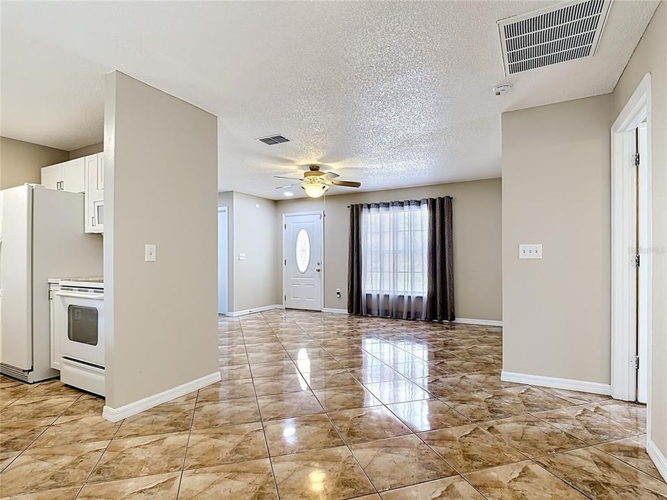 Activo con contrato: $239,000 (3 camas, 2 baños, 998 Pies cuadrados)