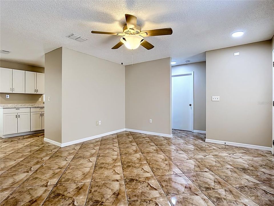 Activo con contrato: $239,000 (3 camas, 2 baños, 998 Pies cuadrados)