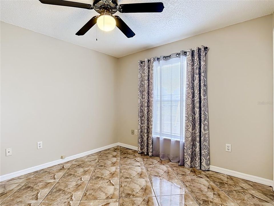 Activo con contrato: $239,000 (3 camas, 2 baños, 998 Pies cuadrados)