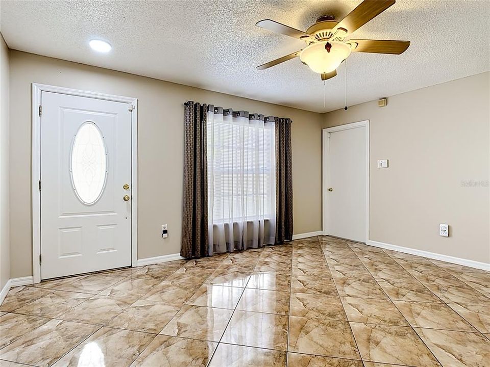 Activo con contrato: $239,000 (3 camas, 2 baños, 998 Pies cuadrados)