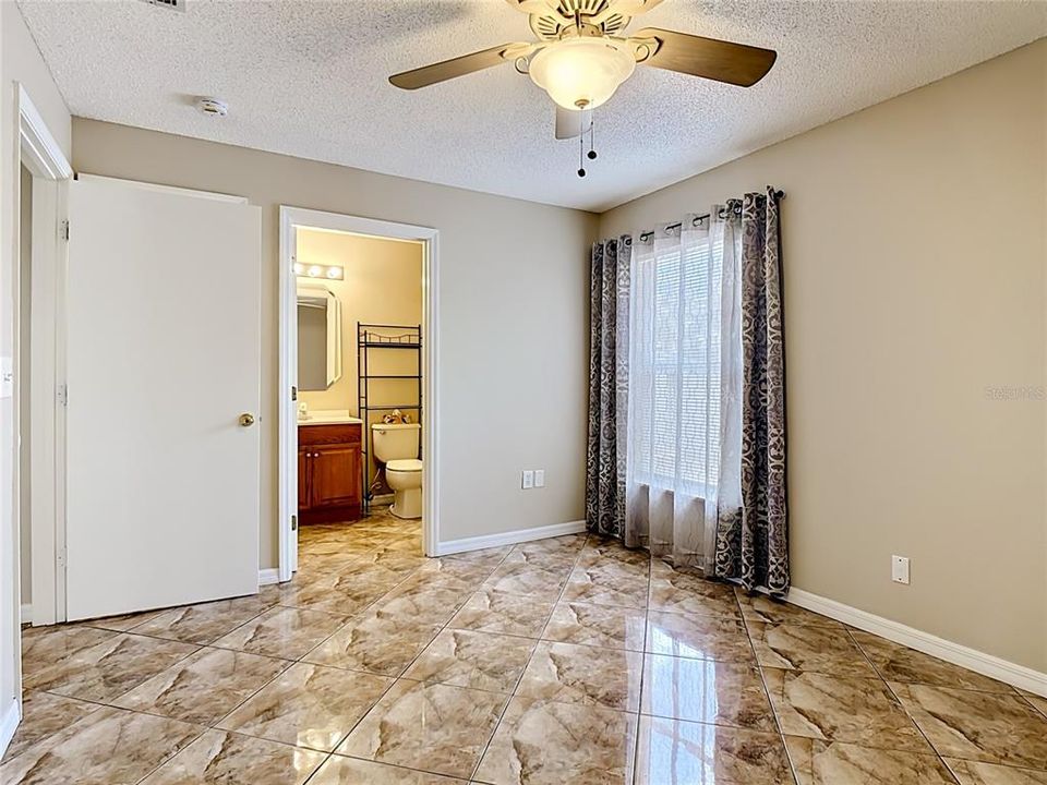 Activo con contrato: $239,000 (3 camas, 2 baños, 998 Pies cuadrados)