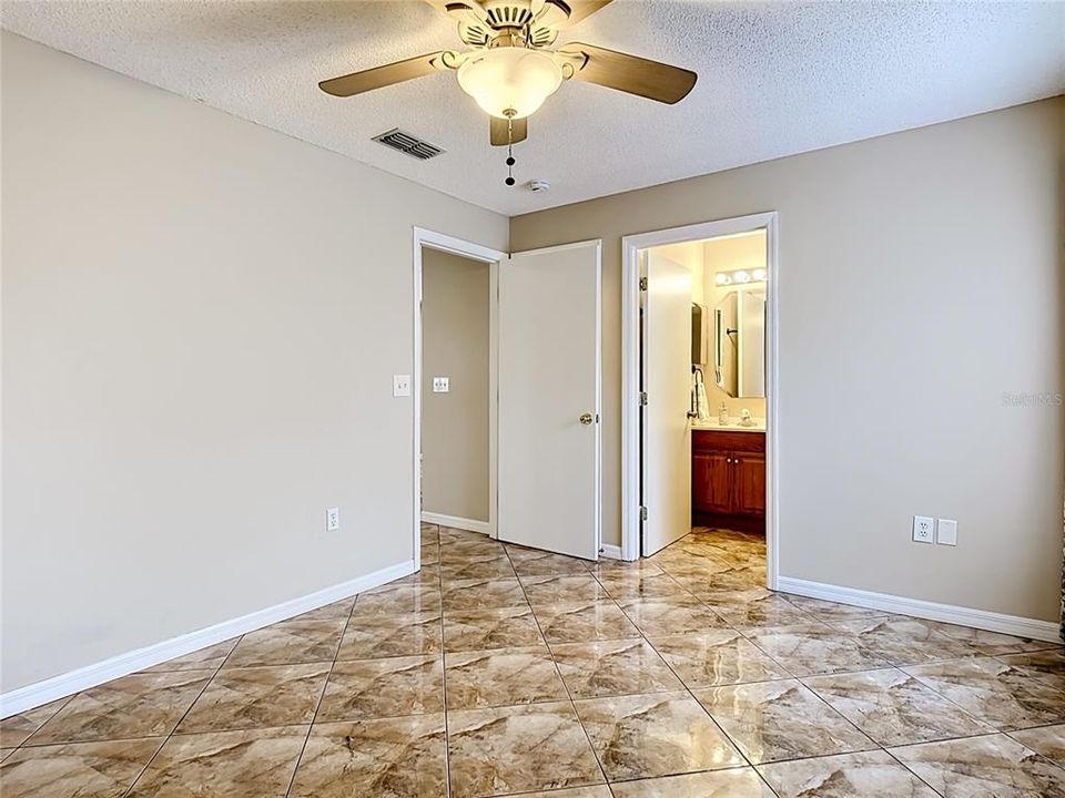 Activo con contrato: $239,000 (3 camas, 2 baños, 998 Pies cuadrados)