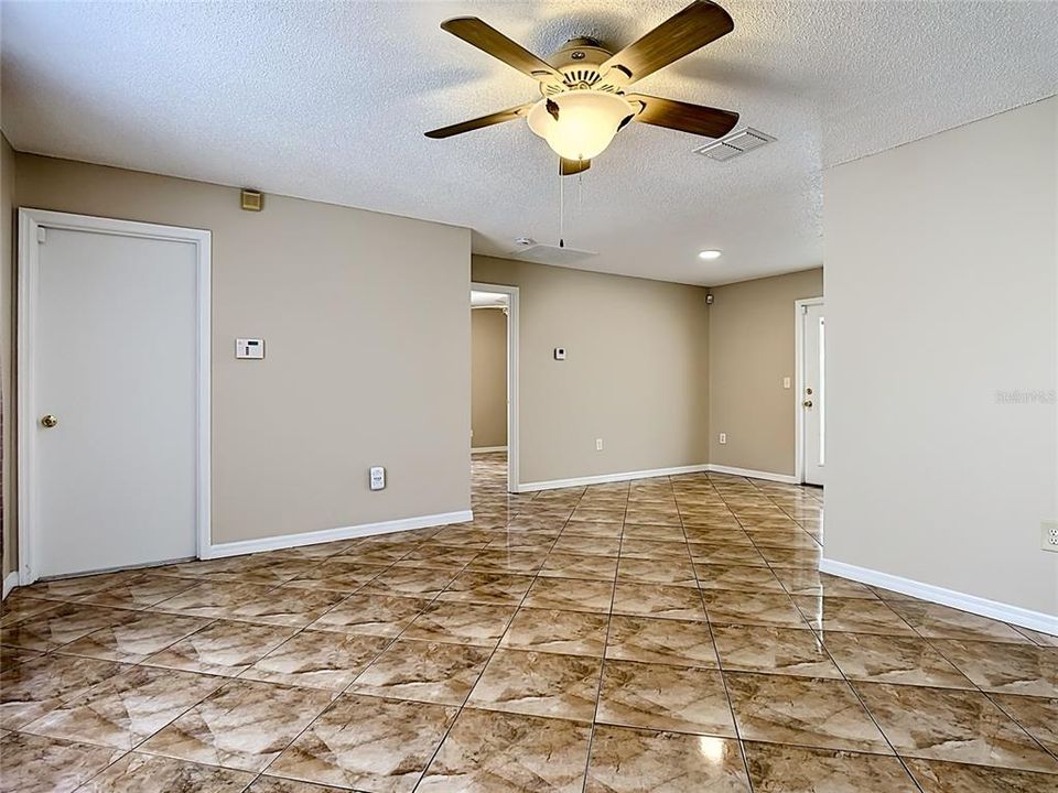 Activo con contrato: $239,000 (3 camas, 2 baños, 998 Pies cuadrados)