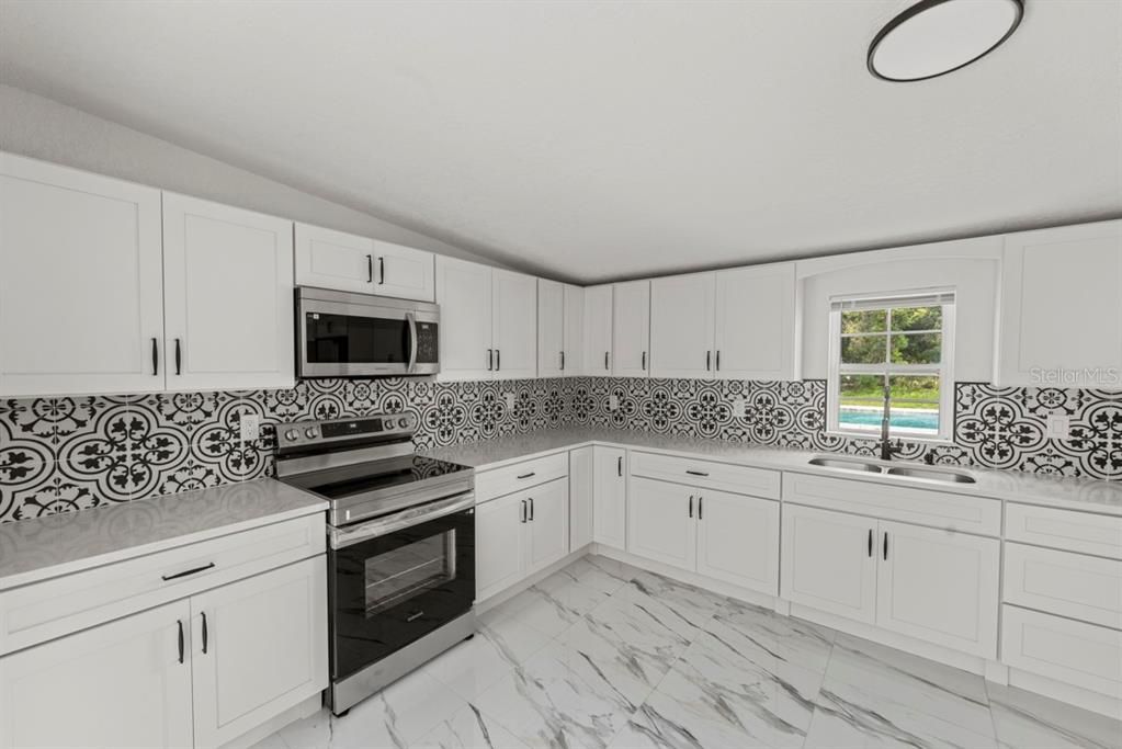 En Venta: $630,000 (5 camas, 3 baños, 1969 Pies cuadrados)