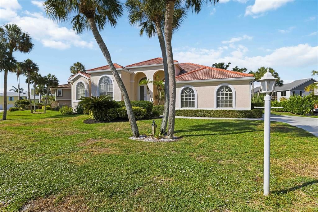 For Sale: $1,250,000 (4 beds, 3 baths, 2827 Square Feet)
