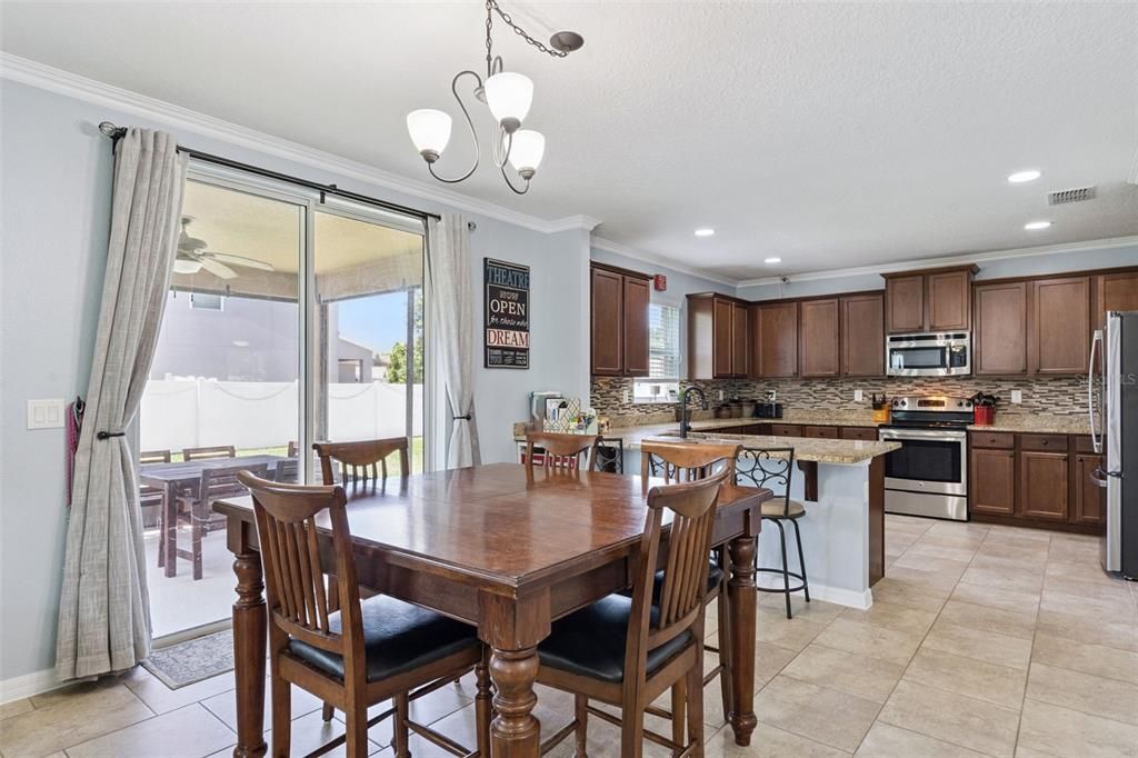 Activo con contrato: $360,000 (4 camas, 2 baños, 2831 Pies cuadrados)