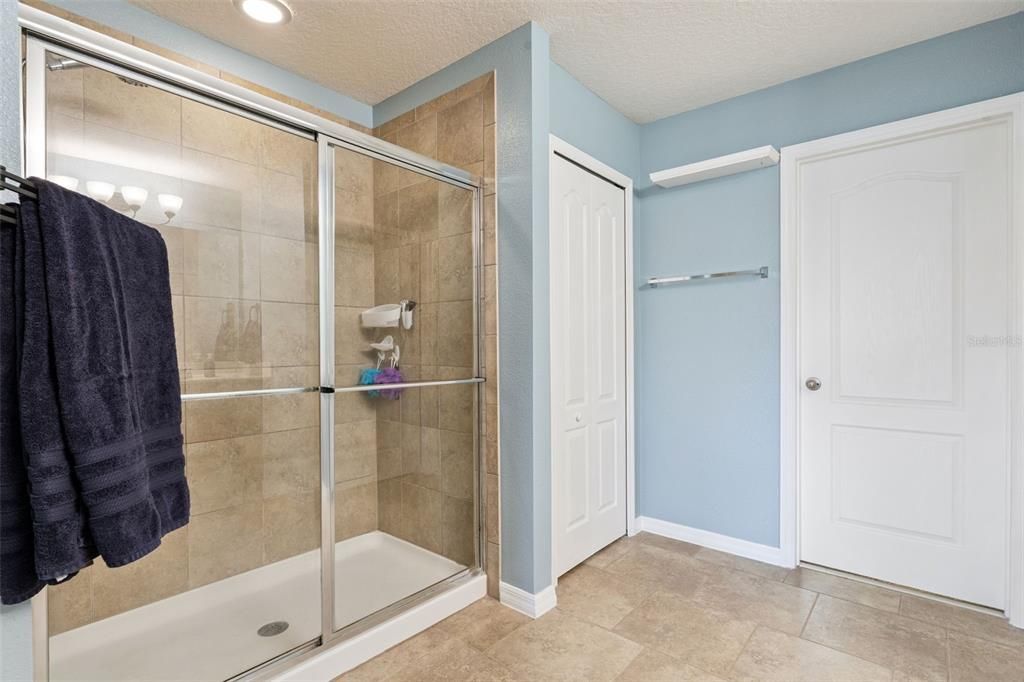 Activo con contrato: $360,000 (4 camas, 2 baños, 2831 Pies cuadrados)