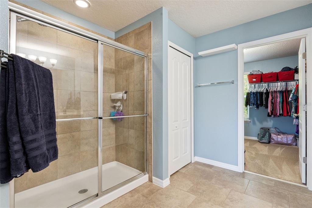 Activo con contrato: $360,000 (4 camas, 2 baños, 2831 Pies cuadrados)