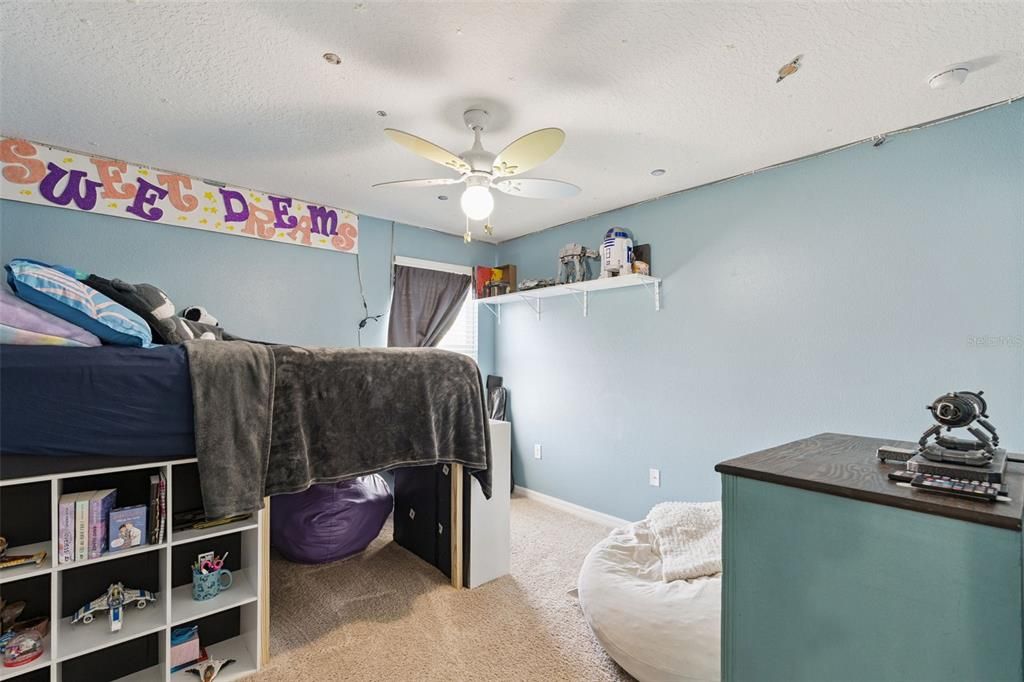 Activo con contrato: $360,000 (4 camas, 2 baños, 2831 Pies cuadrados)