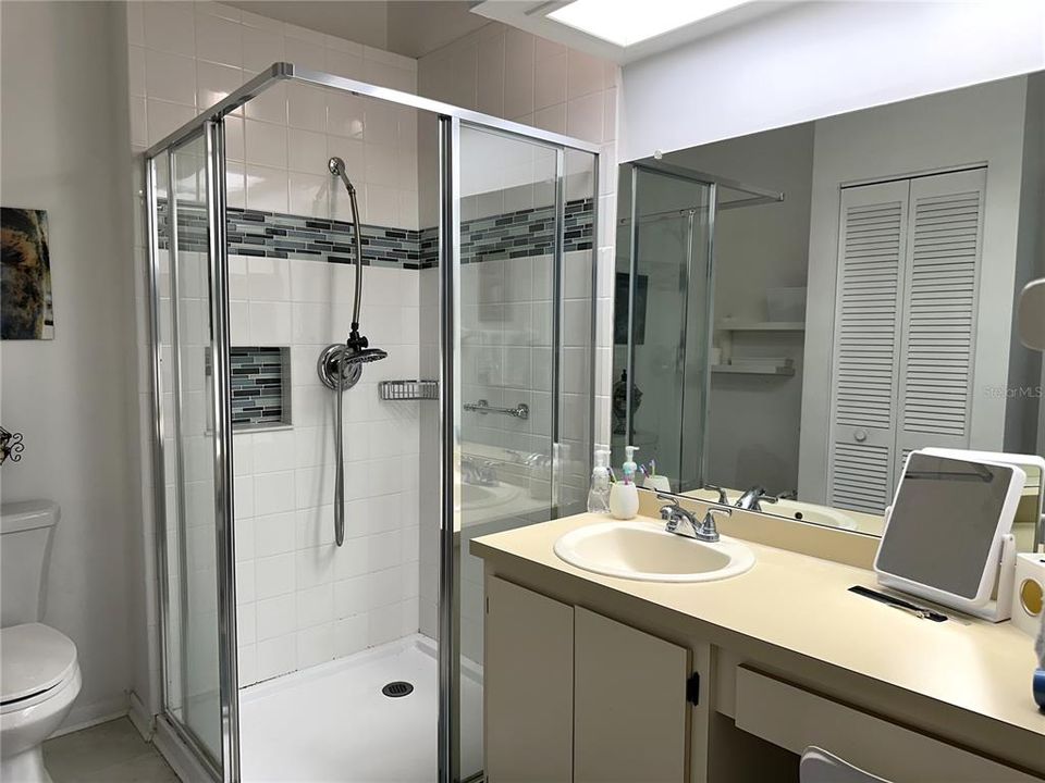合同活跃: $209,999 (2 贝兹, 2 浴室, 1070 平方英尺)