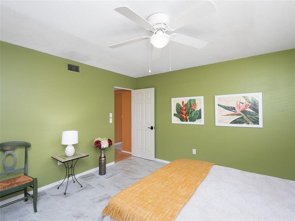 For Sale: $169,900 (2 beds, 2 baths, 1055 Square Feet)