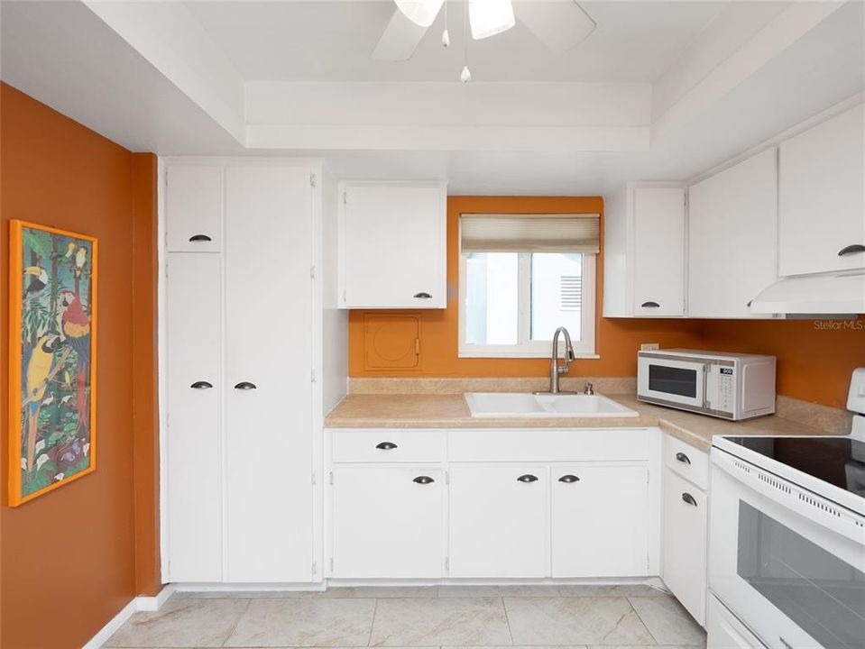 For Sale: $169,900 (2 beds, 2 baths, 1055 Square Feet)