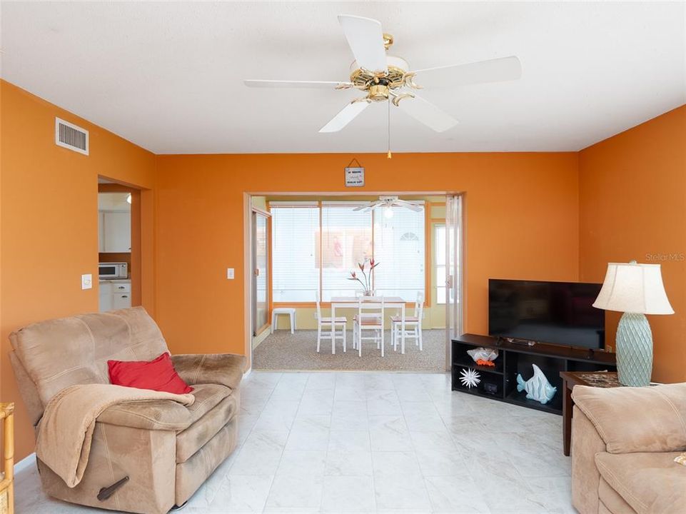 For Sale: $169,900 (2 beds, 2 baths, 1055 Square Feet)
