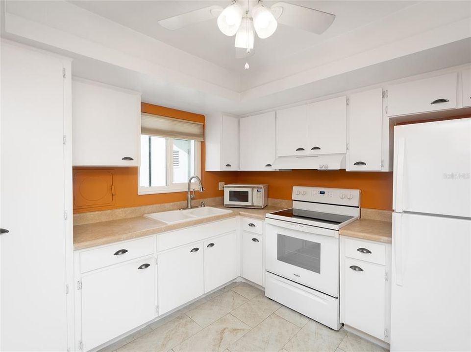 For Sale: $169,900 (2 beds, 2 baths, 1055 Square Feet)