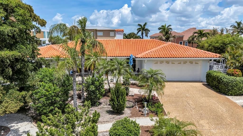 For Sale: $2,350,000 (3 beds, 2 baths, 1972 Square Feet)